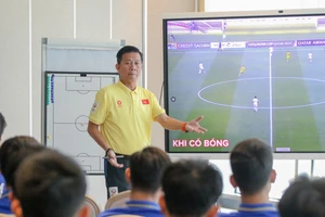 HLV Hoàng Anh Tuấn và các học trò họp rút kinh nghiệm trận gặp U23 Malaysia và chuẩn bị cho trận gặp U23 Uzbekistan. (Ảnh: VFF)