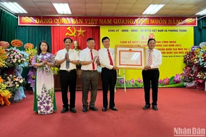 Lãnh đạo xã Phương Trung đón nhận Bằng đạt chuẩn nông thôn mới nâng cao năm 2023. (Ảnh: LÊ CHÍ)