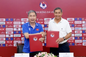 Liên đoàn Bóng đá Việt Nam và huấn luyện viên Mai Đức Chung đạt thỏa thuận trong bản hợp đồng mới kéo dài hơn 1 năm 6 tháng. (Ảnh: VFF)