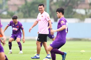 Huấn luyện viên Hứa Hiền Vinh trong Ban huấn luyện đội tuyển U23 Việt Nam tham dự Vòng chung kết U23 châu Á 2024 vừa qua. (Ảnh: VFF)