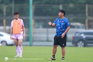 Huấn luyện viên Trần Minh Chiến trực tiếp huấn luyện đội tuyển U17 Việt Nam tại đợt tập trung tháng 4/2024. (Ảnh: VFF)