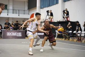Hoàng Tú (áo trắng) phòng thủ quyết liệt Michael Soy (áo đỏ) trong trận khai mạc Giải bóng rổ 3x3.EXE Premier Vietnam. (Ảnh: VBA)