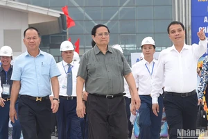 Thủ tướng Phạm Minh Chính thị sát công trường dự án. (Ảnh: TRẦN HẢI)