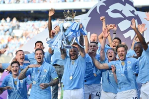 Các cầu thủ Manchester City ăn mừng chức vô địch.