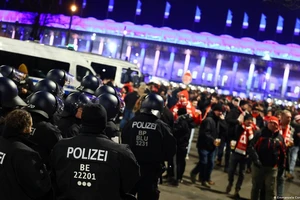 Lực lượng cảnh sát được điều động tới các sân vận động. (Ảnh: Reuters)