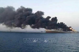 Một con tàu bị tấn công trên Biển Đỏ. (Ảnh tư liệu: IRNA/TTXVN)