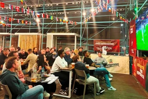 Khách xem bóng đá tại một nhà hàng phục vụ các loại bia truyền thống của Séc trên phố Ostrovskeho, Praha 5 trong ngày EURO 2024 mở màn với trận đấu giữa tuyển Đức và Scotland. (Ảnh: TTXVN)