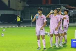 Các cầu thủ U16 Việt Nam nỗ lực tập luyện trước trận đấu thứ hai tại vòng bảng. (Ảnh: VFF)