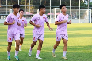 Các cầu thủ U16 Việt Nam trở lại sân tập với tinh thần tốt hơn. (Ảnh: VFF)