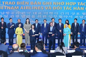 Thủ tướng Phạm Minh Chính chứng kiến lễ trao Biên bản thỏa thuận hợp tác giữa Vietnam Airlines với các đối tác Hàn Quốc tại Diễn đàn.