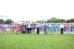 16 đội bóng thiếu niên tham dự giải đấu. 