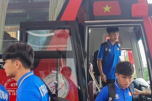 Các thành viên đội tuyển U19 Việt Nam di chuyển ra sân bay tới Indonesia. (Ảnh: VFF)