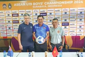 Huấn luyện viên Hứa Hiền Vinh (giữa) cùng huấn luyện viên của Australia và huấn luyện viên của Myanmar tại buổi họp báo. (Ảnh: VFF)