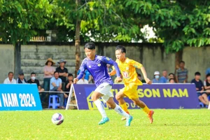 Hà Nội (áo tím) thắng 2-0 Hoàng Anh Gia Lai. (Ảnh: VFF)