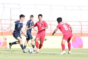 U19 Việt Nam thi đấu hết mình trước U19 Australia. (Ảnh: VFF)