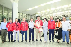 Đại diện Cục Thể dục Thể thao tiễn Đoàn Thể thao Việt Nam tại sân bay. 