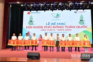 Ban tổ chức trao giải cho các đơn vị có thành tích Xuất sắc tại Hội khỏe Phù Đổng toàn quốc lần thứ X.