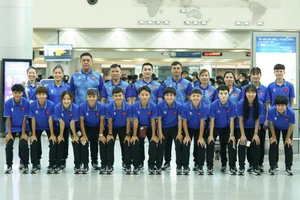 Đội tuyển futsal nữ Việt Nam chụp ảnh lưu niệm tại sân bay Tân Sơn Nhất - TP Hồ Chí Minh trước khi khởi hành sang Thái Lan tham dự giải. (Ảnh: VFF)