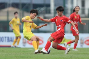 U19 nữ Hà Nội (áo đỏ) và U19 nữ TP Hồ Chí Minh thi đấu đầy căng thẳng. (Ảnh: VFF)