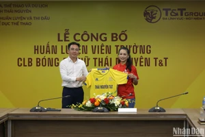 Huấn luyện viên Văn Thị Thanh nhận áo huấn luyện trưởng của Thái Nguyên T&T.