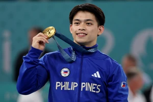 Vận động viên thể dục dụng cụ sinh năm 2000 - Carlos Yulo của Philippines giành Huy chương Vàng Olympic Paris 2024. (Ảnh: Reuters)