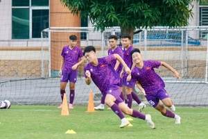 Các cầu thủ U17 Việt Nam hào hứng trên sân tập. (Ảnh: VFF)