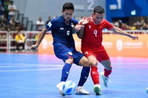 Với tư cách 2 đội mạnh nhất bảng A, đội tuyển futsal Việt Nam và Thái Lan cạnh tranh quyết liệt ngôi đầu ở lượt trận cuối. (Ảnh: VFF)