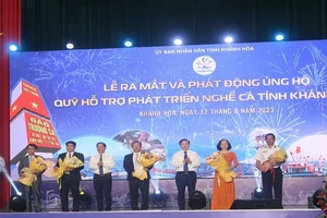 Phó Thủ tướng Trần Hồng Hà tặng hoa Ban quản trị Quỹ hỗ trợ phát triển nghề cá Khánh Hòa. (Ảnh: PHONG NGUYÊN)