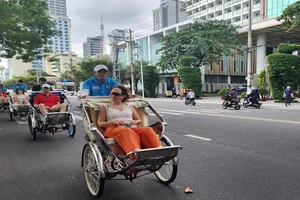 Khách du lịch tàu biển thăm thành phố Nha Trang. (Ảnh: PHONG NGUYÊN)