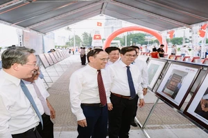 Các đồng chí lãnh đạo Hội Luật gia Việt Nam và tỉnh Khánh Hòa thăm các gian trưng bày. (Ảnh: HLG)