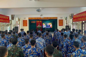 Cán bộ chiến sĩ đảo Trường Sa theo dõi chương trình truyền hình trực tiếp Lễ truy điệu và an táng đồng chí Nguyễn Phú Trọng. (Ảnh: CTV HQ)