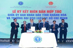 Trường Đại học Luật thành phố Hồ Chí Minh và Ủy ban Nhân dân tỉnh Khánh Hòa ký kết biên bản hợp tác phát triển. (Ảnh: AN NGUYỄN)