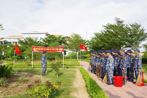 Chi đội Kiểm ngư số 4 tổ chức hoạt động “Ngày thứ 7 tình nguyện” tại Cam Ranh, Khánh Hòa. (Ảnh: NGUYỄN NAM)