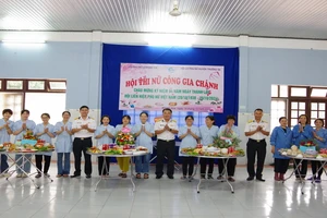 Lãnh đạo Lữ đoàn 146 chấm cỗ Nữ công gia chánh. (Ảnh: CTV HQ)