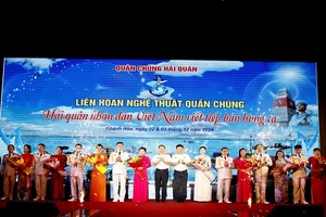 Ban Tổ chức tặng hoa chúc mừng các đội nghệ thuật tham gia liên hoan. (Ảnh: CTV HQ)