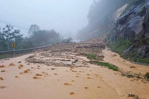 Đất, đá từ ta-luy dương sạt xuống mặt đường với khối lượng lớn, gây ách tắc giao thông. (Ảnh: CTV) 