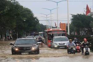 Đến sáng ngày 16/12, đường 23 tháng 10 (thành phố Nha Trang, Khánh Hòa) vẫn còn ngập sâu, phương tiện đi lại khó khăn. (Ảnh: PHONG NGUYÊN) 