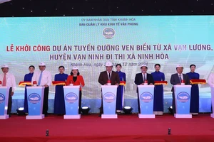 Đại biểu bấm nút khởi công Dự án Tuyến đường ven biển từ xã Vạn Lương (huyện Vạn Ninh) đi thị xã Ninh Hòa. (Ảnh: CTV)