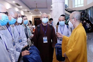 Thượng tọa Thích Nhật Tứ, Phó Viện trưởng Thường trực Học viện Phật học Việt Nam tại TP Hồ Chí Minh, dặn dò nhóm tình nguyện viên Phật giáo trước lúc nhóm lên đường hỗ trợ tuyến đầu chống dịch Covid-19. Ảnh: TTXVN