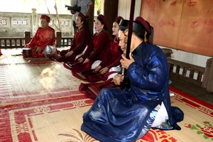 Làng quê là không gian bảo tồn văn hóa truyền thống. Trong ảnh: Một cách hát ca trù ở làng Tiên Điền (Nghi Xuân, Hà Tĩnh). 