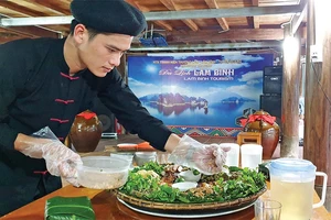 Chẩu Thanh Ngà làm cơm phục vụ du khách.