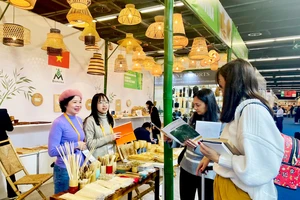 Công ty cổ phần Eco Bamboo Việt Nam cùng Oxfam đưa sản phẩm tre thân thiện với môi trường ra thị trường quốc tế. Ảnh: Oxfam
