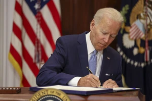 Tổng thống Mỹ Joe Biden ký ban hành đạo luật ngân sách ngắn hạn nhằm ngăn nguy cơ chính phủ đóng cửa một phần.