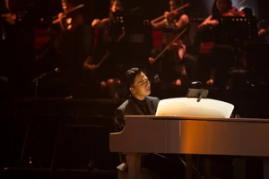 Nhạc sĩ Đỗ Bảo trong đêm diễn Một mình bao la tại Thành phố Hồ Chí Minh. Ảnh: The BROS