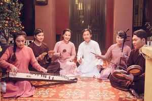 Nhà nghiên cứu âm nhạc Nguyễn Quang Long (thứ tư, từ trái sang) cùng các nghệ sĩ tham gia chương trình Tinh hoa nhạc Việt. Ảnh: NVCC