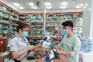 Việc phải mua thuốc ở ngoài để điều trị dù đã có thẻ bảo hiểm y tế đang khiến nhiều người bệnh và gia đình rơi vào tình trạng khó khăn. Nguồn: FPT Long Châu