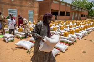 Ủy ban Chữ thập Đỏ quốc tế hỗ trợ lương thực cho người dân Niger.