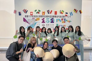 Tác giả (ngồi ngoài cùng, bên phải) cùng các bạn trong Hội Sinh viên Việt Nam tại Trường đại học Tsukuba.