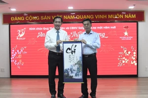 Chữ "Chí"- món quà Xuân 2024 của Phó Chủ tịch Ủy ban nhân dân Thành phố Hồ Chí Minh Nguyễn Văn Dũng (bên phải), gửi tặng lãnh đạo, cán bộ và nhân viên Saigon Co.op.