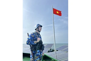 Trung úy chuyên nghiệp Trần Văn Nghiệp đứng gác ở DK-1/10.